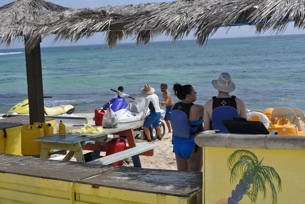 Castaways Cayman Beach Resort Grand Cayman Exterior photo